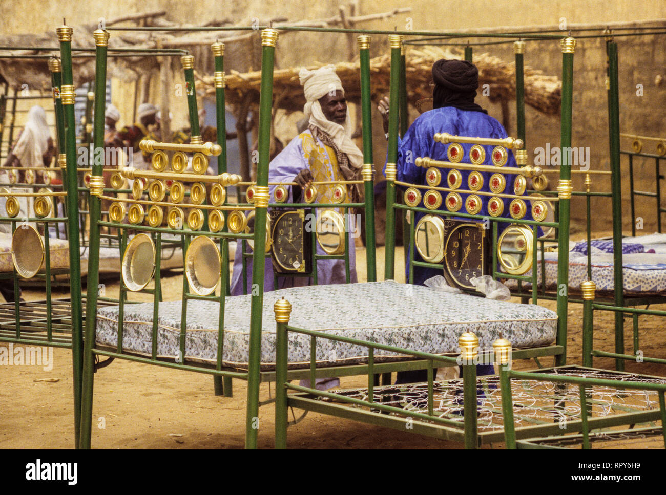 Betten für den Verkauf auf dem Markt, Baleyara, Niger. Stockfoto