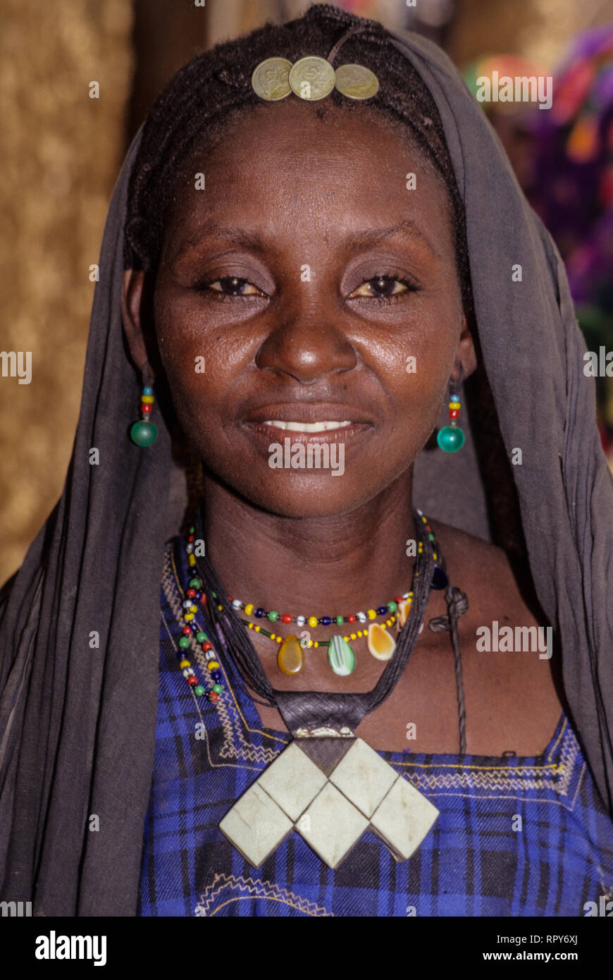 Frau trägt ein Schutzamulett, Ayorou, Niger. Stockfoto