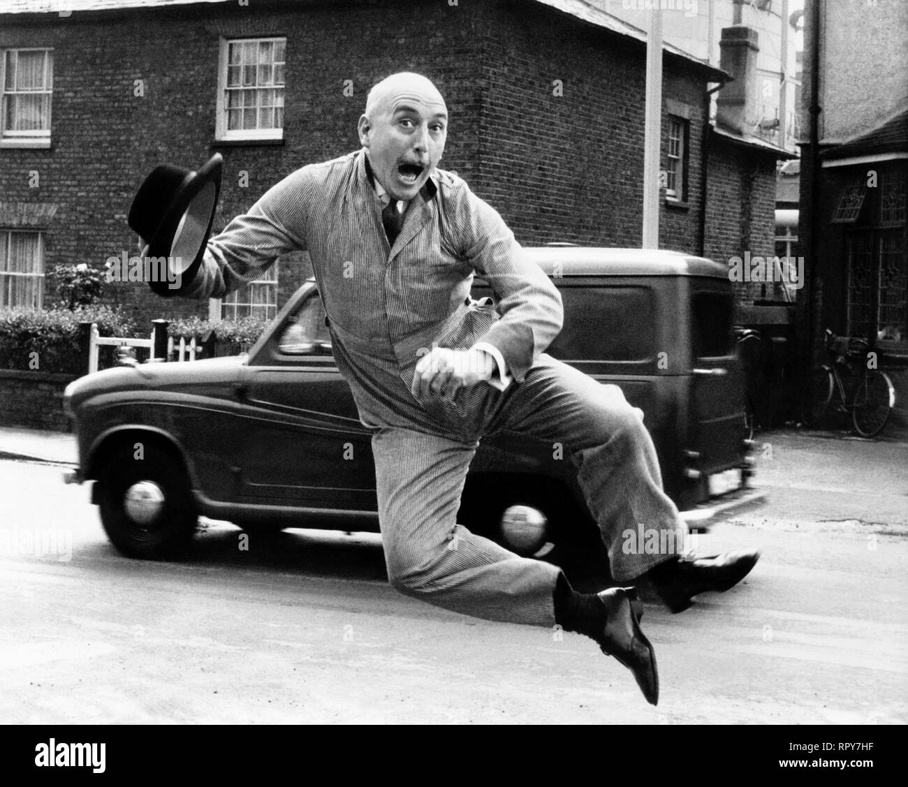 LIONEL JEFFRIES, DER FALSCHE ARM DES GESETZES, 1963 Stockfoto