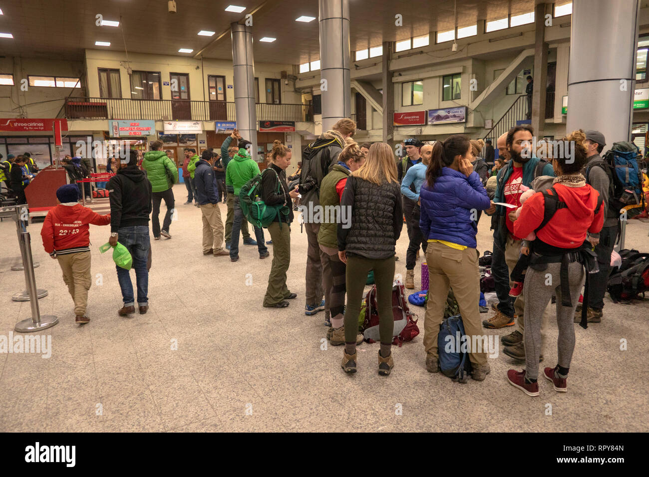 Nepal, Kathmandu Tribhuvan International Airport, inländischen Abflugbereich, Passagiere warten auf verspätete Flüge nach Lukla Stockfoto