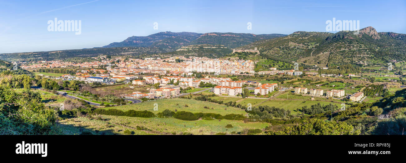 Stadtbild der bunten kleinen historischen Stadt Bosa auf Sardinien, Italien Stockfoto