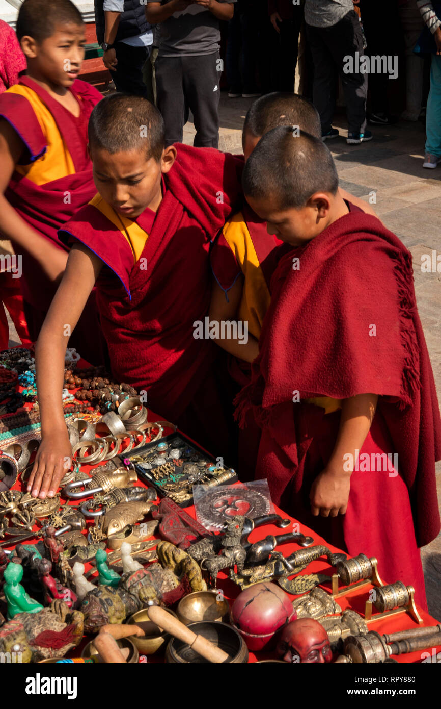 Nepal, Kathmandu, Swayambhunath Tempel, drei Mönche in Antike und moderne Reproduktion buddhistischen Artefakte auf der Suche nach Verkauf auf Abschaltdruck Stockfoto