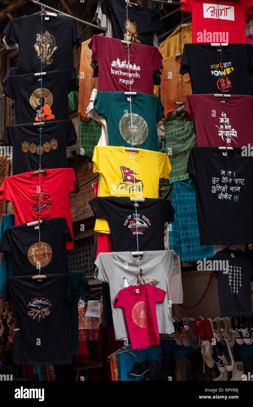 Nepal, Kathmandu, Stadtzentrum, Asan Tole, Shop Verkauf von Nepal und Kathmandu Souvenir-T-Shirts Stockfoto