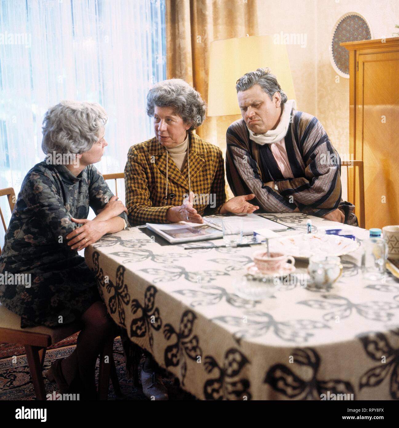 FAST WIA IM RICHTIGEN LEBEN/Humoresken von und mit Gerhard Polt/BRD 1984 / Hanns Christian Müller/Familie Böhm bei der Suche nach einem "einsamen" Menschen aus dem Katalog: GISELA SCHNEEBERGER, ELISABETH WELZ, GERHART POLT 29618/Überschrift: FAST WIA IM RICHTIGEN LEBEN/BRD 1984 Stockfoto