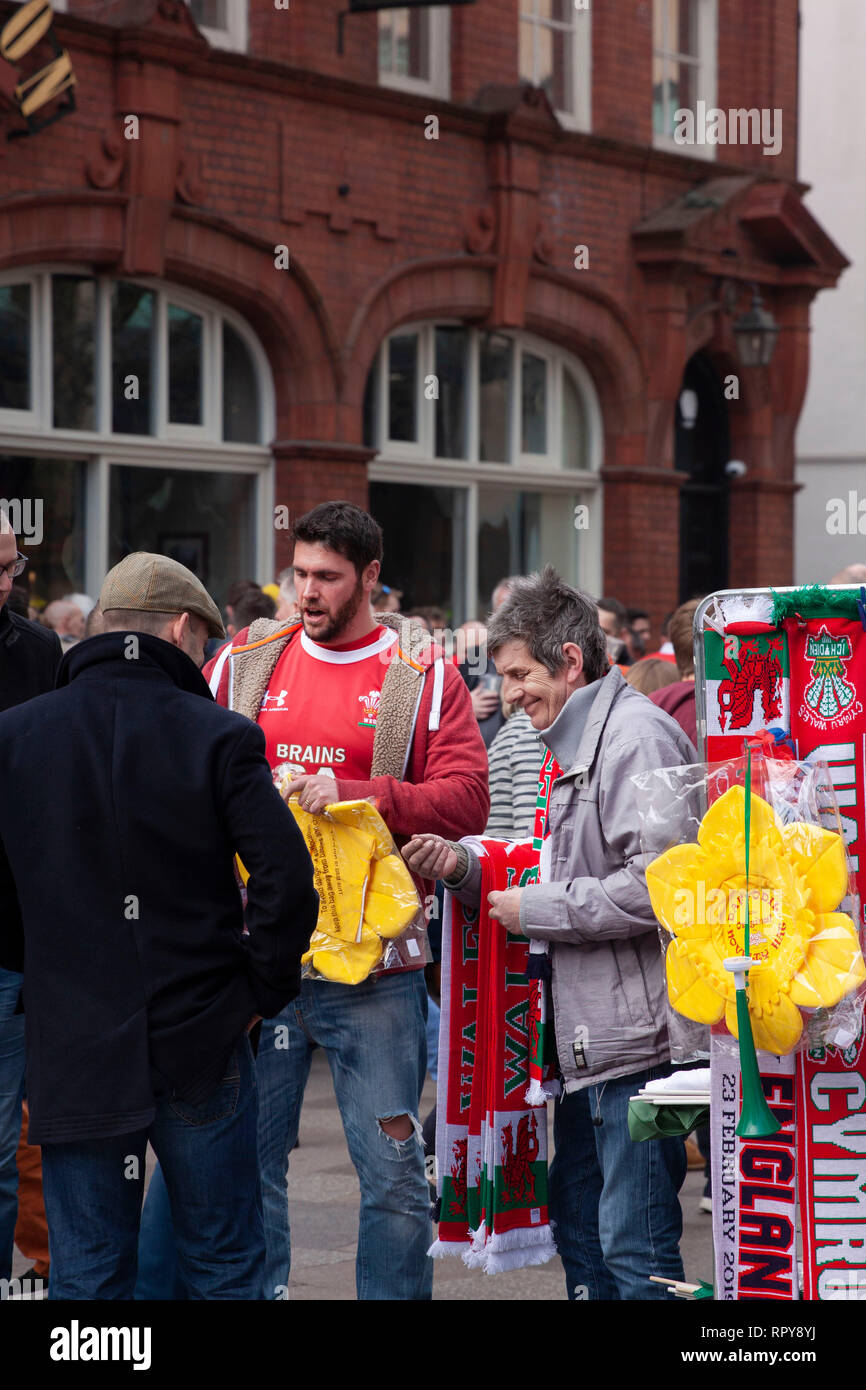 CARDIFF, VEREINIGTES KÖNIGREICH. 23. Februar 2019. Zwei Männer, die den Verkauf von Waren zu Rugby Fans im Zentrum von Cardiff vor der England V Wales sechs Natio Stockfoto