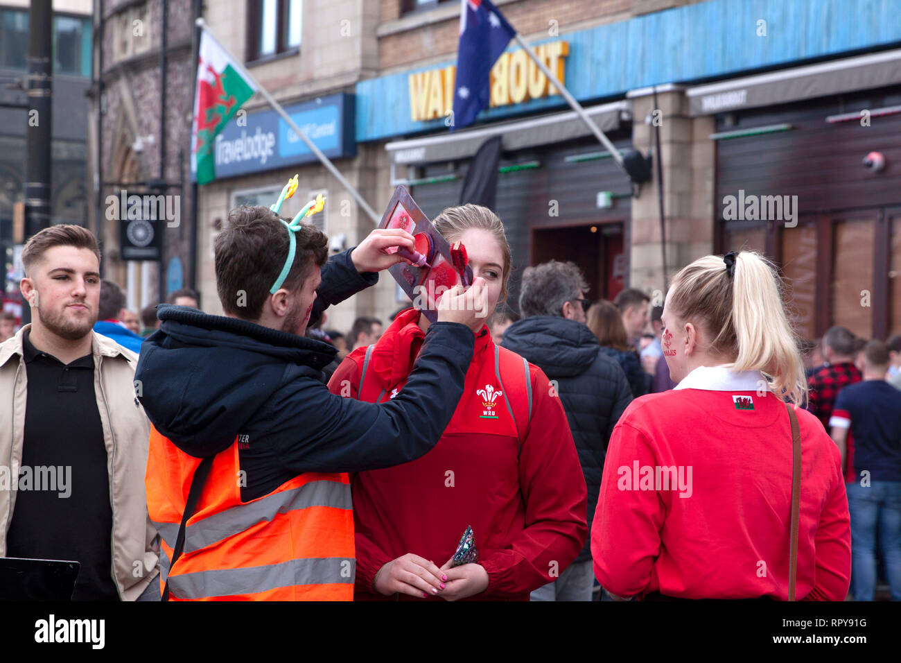 CARDIFF, VEREINIGTES KÖNIGREICH. 23. Februar 2019. Zwei Welsh Rugby Fans, Ihr Gesicht im Zentrum von Cardiff gemalt Vor dem England V Wales überein Stockfoto
