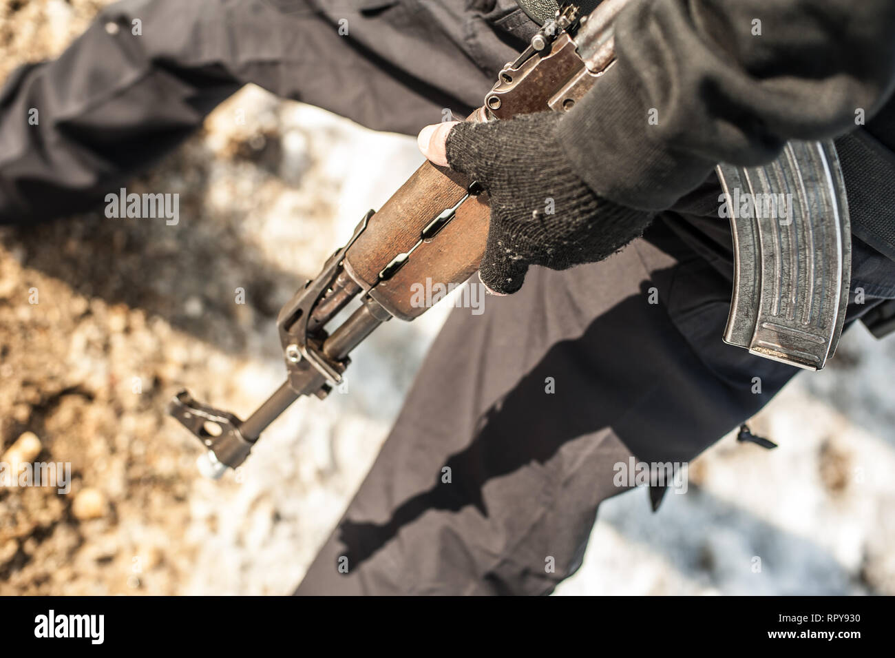 Soldat mit kalaschnikow riffle Maschinengewehr auf im Schießstand. Waffe schießen und Waffen Stockfoto