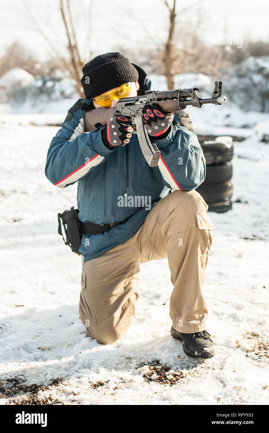 Soldat mit kalaschnikow riffle Maschinengewehr auf im Schießstand. Waffe schießen und Waffen Stockfoto