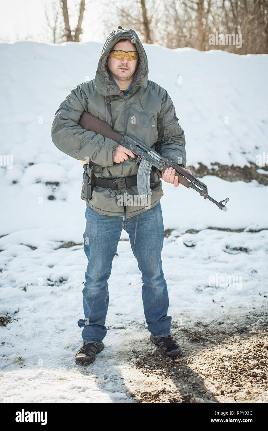 Soldat mit kalaschnikow riffle Maschinengewehr auf im Schießstand. Waffe schießen und Waffen Stockfoto
