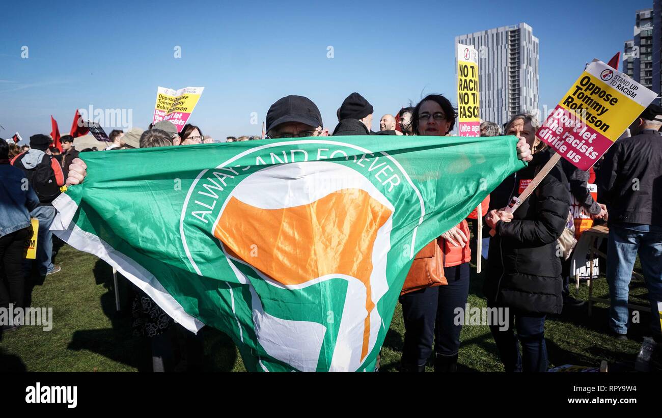 Ein Mann gesehen, die eine Flagge während der Protestaktion außerhalb der BBC-Hauptsitz in Manchester. Bis zu Rassismus (SUTR) der Zähler-Protest, nach Robinson, realen Namen Stephen Yaxley-Lennon, kuendigte an, er werde einen Protest gegen die BBC an der Salford Media City Holding werden genannt. Stockfoto
