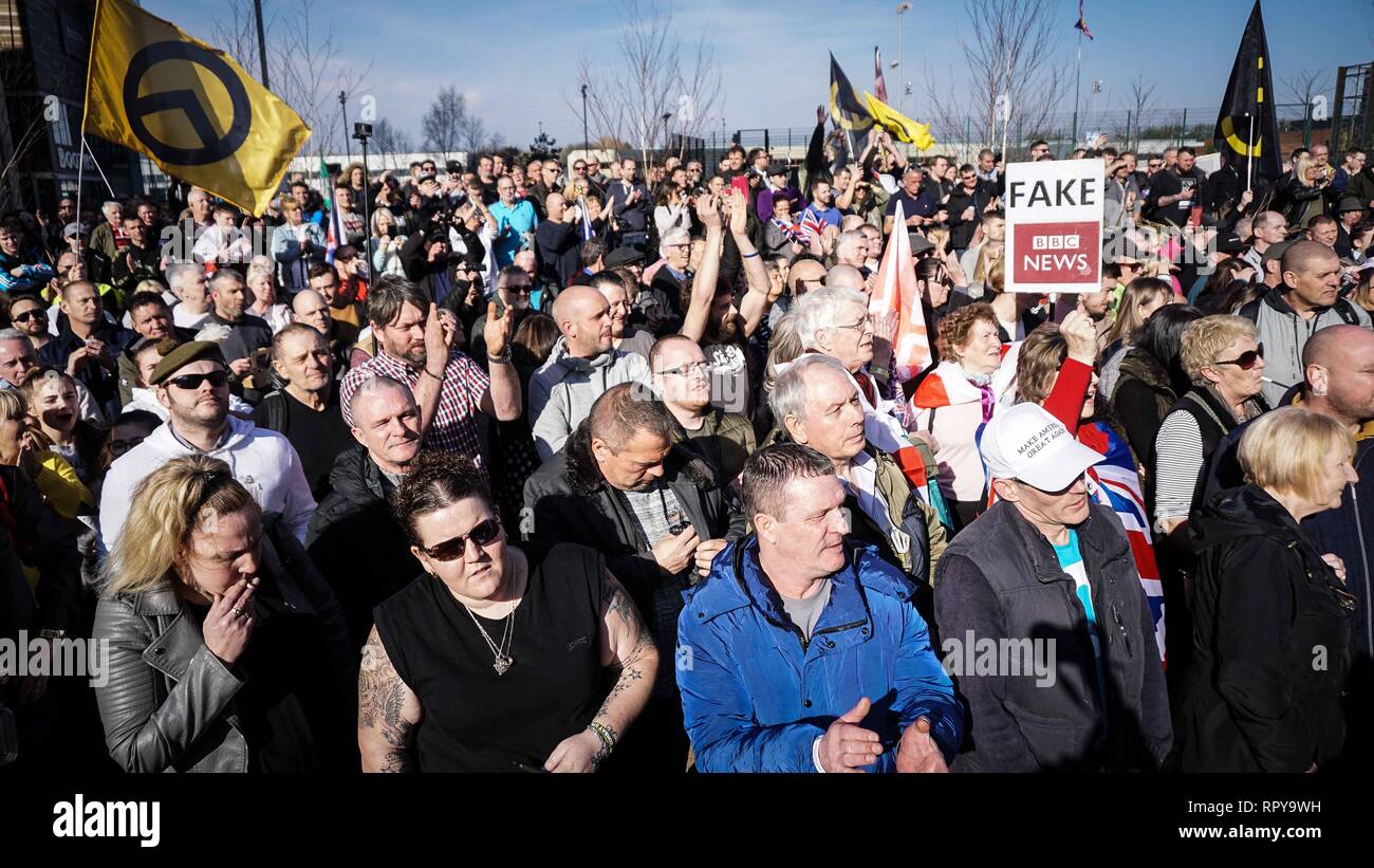 Tausende Demonstranten sind gesehen Sammlung außerhalb der BBC Hauptsitz während des Protestes. Bis zu Rassismus (SUTR) der Zähler-Protest, nach Robinson, realen Namen Stephen Yaxley-Lennon, kuendigte an, er werde einen Protest gegen die BBC an der Salford Media City Holding werden genannt. Stockfoto