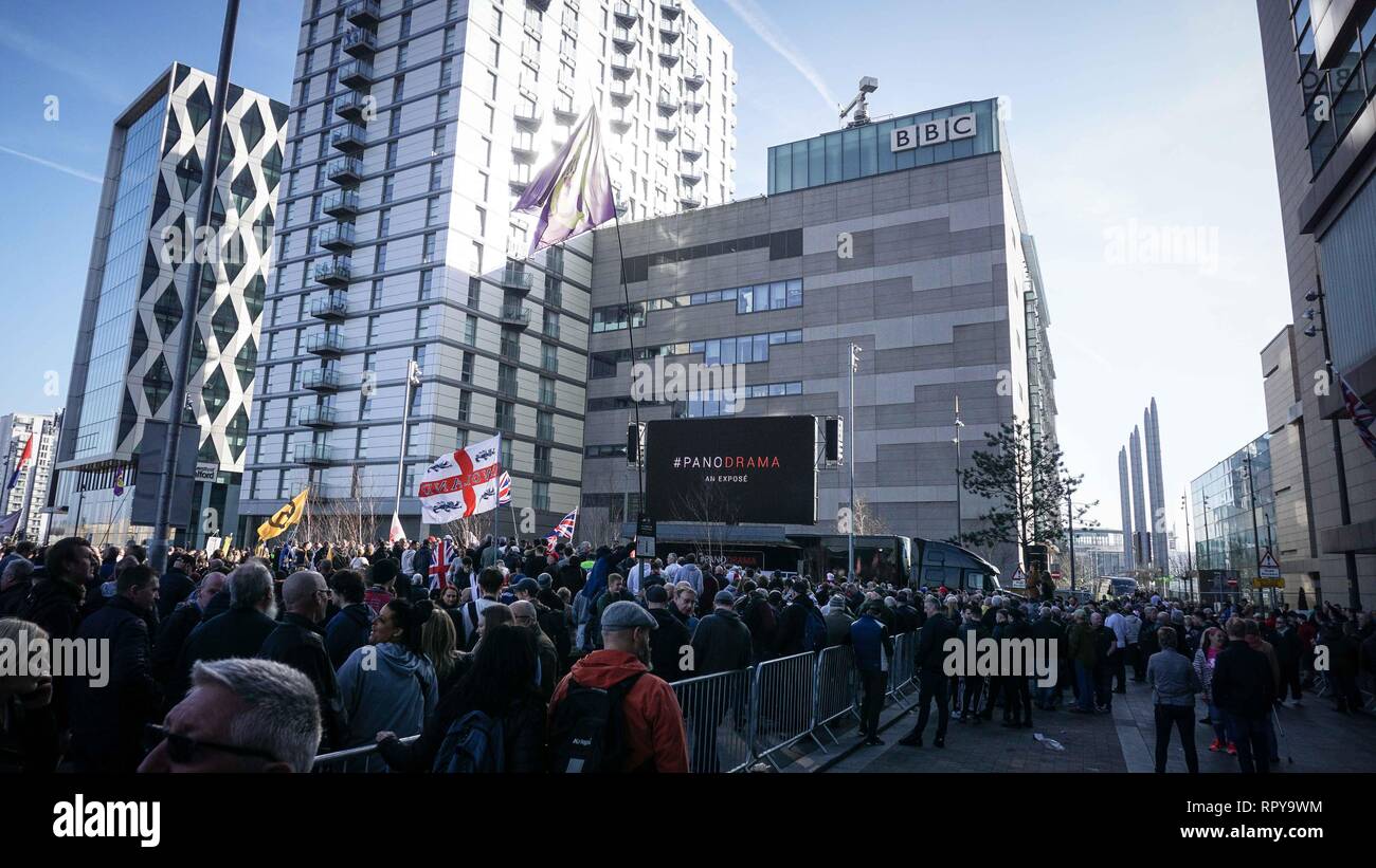 Tausende Demonstranten sind gesehen Sammlung außerhalb der BBC Hauptsitz während des Protestes. Bis zu Rassismus (SUTR) der Zähler-Protest, nach Robinson, realen Namen Stephen Yaxley-Lennon, kuendigte an, er werde einen Protest gegen die BBC an der Salford Media City Holding werden genannt. Stockfoto