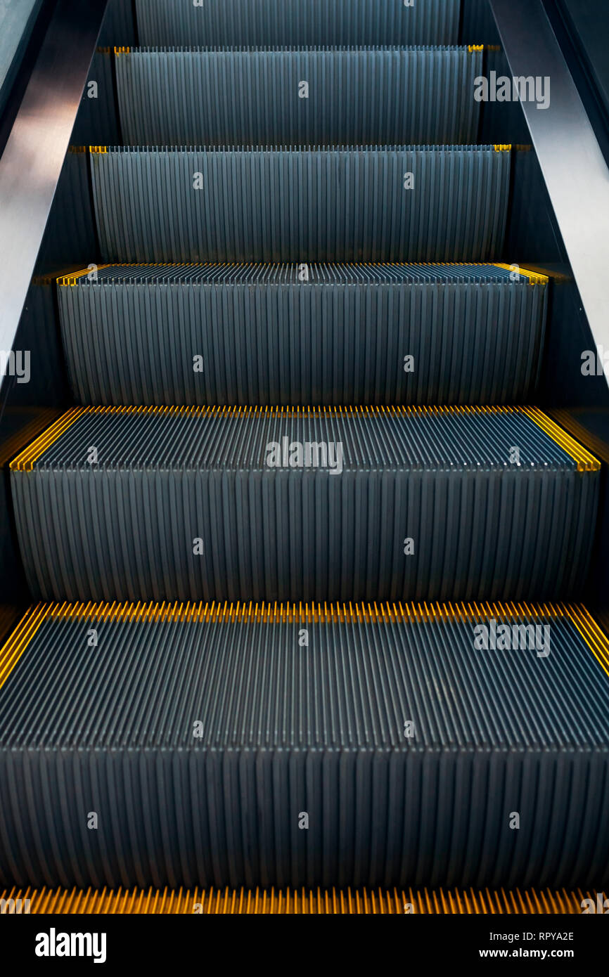 Moderne Rolltreppe in Shopping Center. Elektronisches System bewegen. Leere Rolltreppe im Business Center. Stockfoto