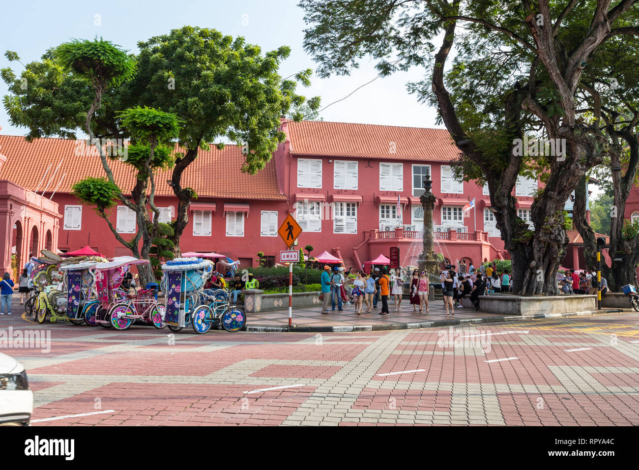 Stadthuys, ehemaligen niederländischen Governor's Residence und Rathaus, erbaut 1650. Trishaws für Touristen im Vordergrund. Melaka, Malaysia. Stockfoto