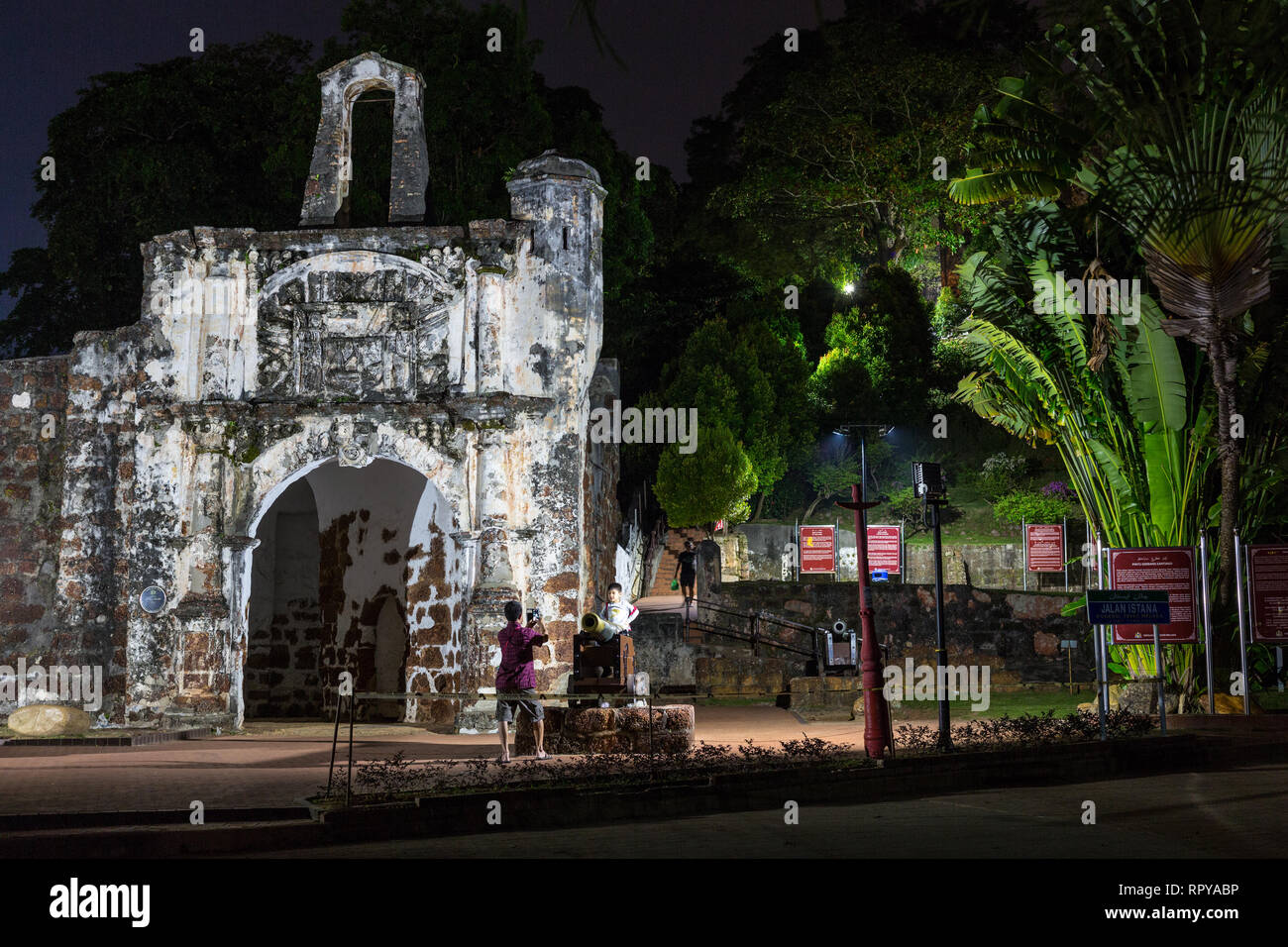 Vater, der Sohn an der Porta de Santiago, Tor A Famosa portugiesischen Festung, 16. Jahrhundert, Melaka, Malaysia. Stockfoto