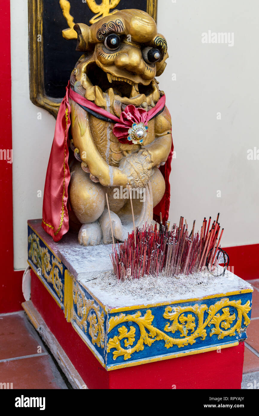 Räucherstäbchen (Räucherstäbchen) vor der Temple Guardian, Cheng Hoon Teng taoistischen Konfuzianischen buddhistischen Tempel, Melaka, Malaysia. Stockfoto