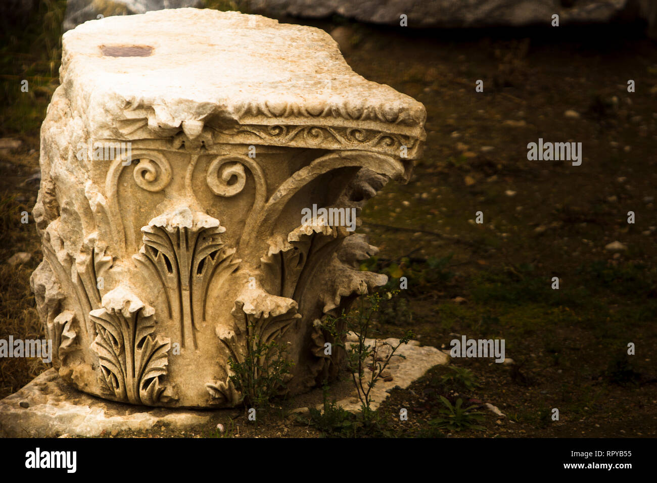 Eine gebrochene Römischen Korinthischen Säule Kopf mit Akanthusblättern und Spiralen. Stockfoto