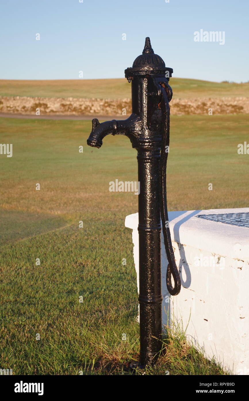 Viktorianische Gusseiserne Hand Wasserpumpe Crail spielende Gesellschaft Golfkurs auf einer sonnigen Sommern. Fife Ness, Fife, Schottland, Großbritannien. Stockfoto