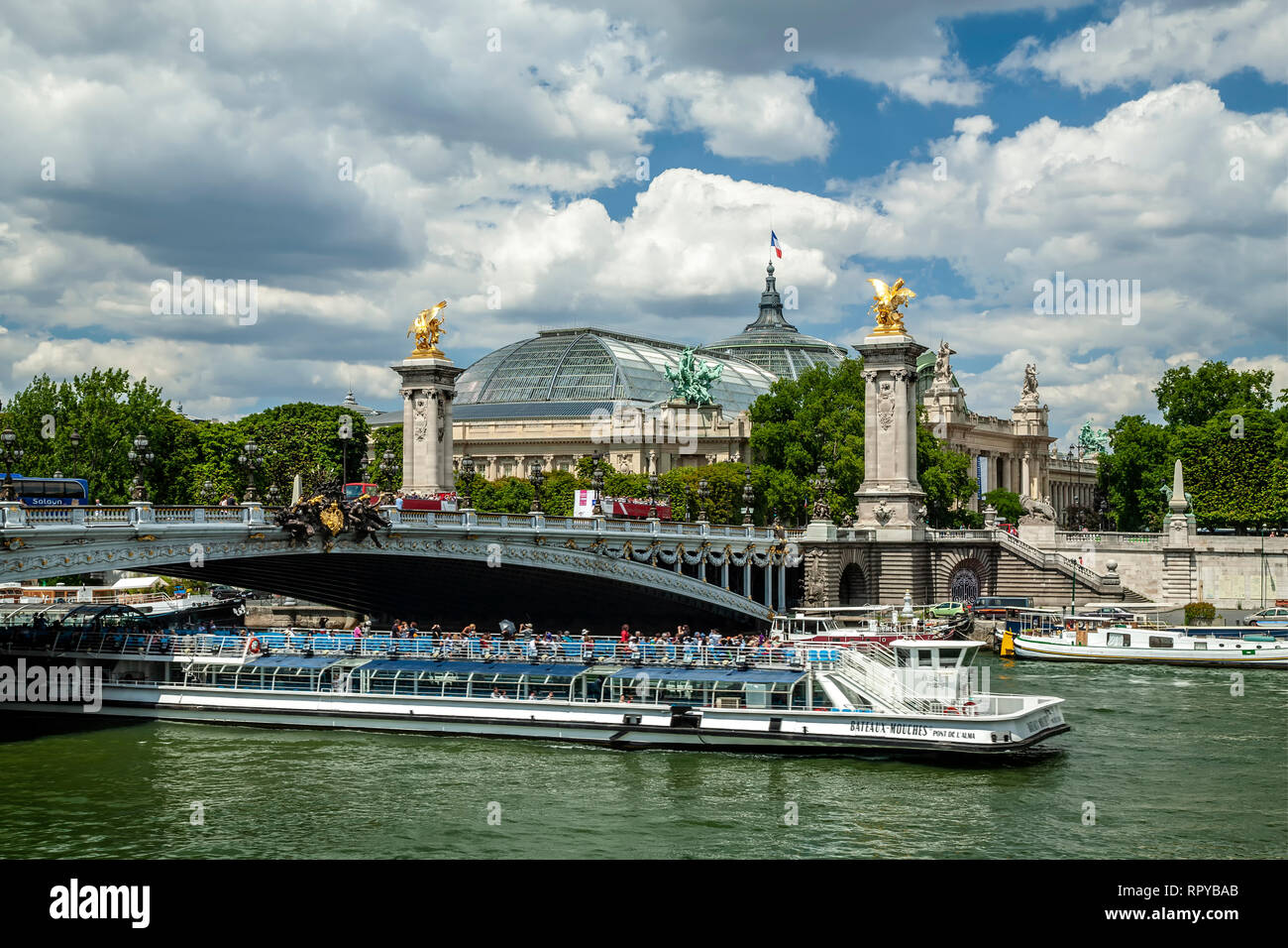 Alexandre III Brücke und Boot auf dem Fluss Seine (Grand Palais im Hintergrund), Paris, Frankreich Stockfoto
