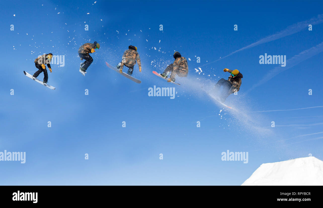 Snowboarden Snowboard Snowboarder an springen Berge an einem sonnigen Tag Stockfoto