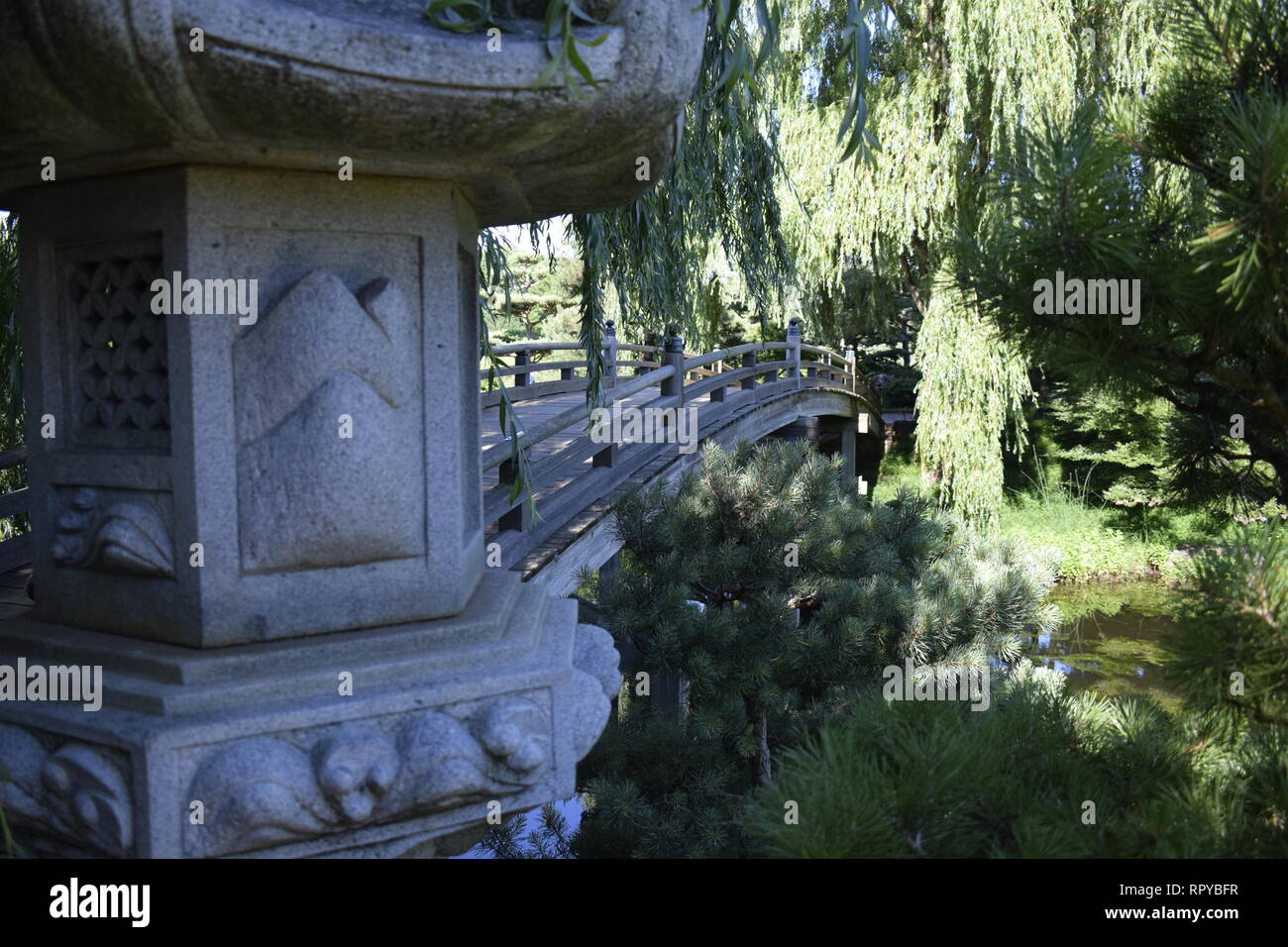 Japanische Laterne und Bridge Chicago Botanical Gardens Stockfoto