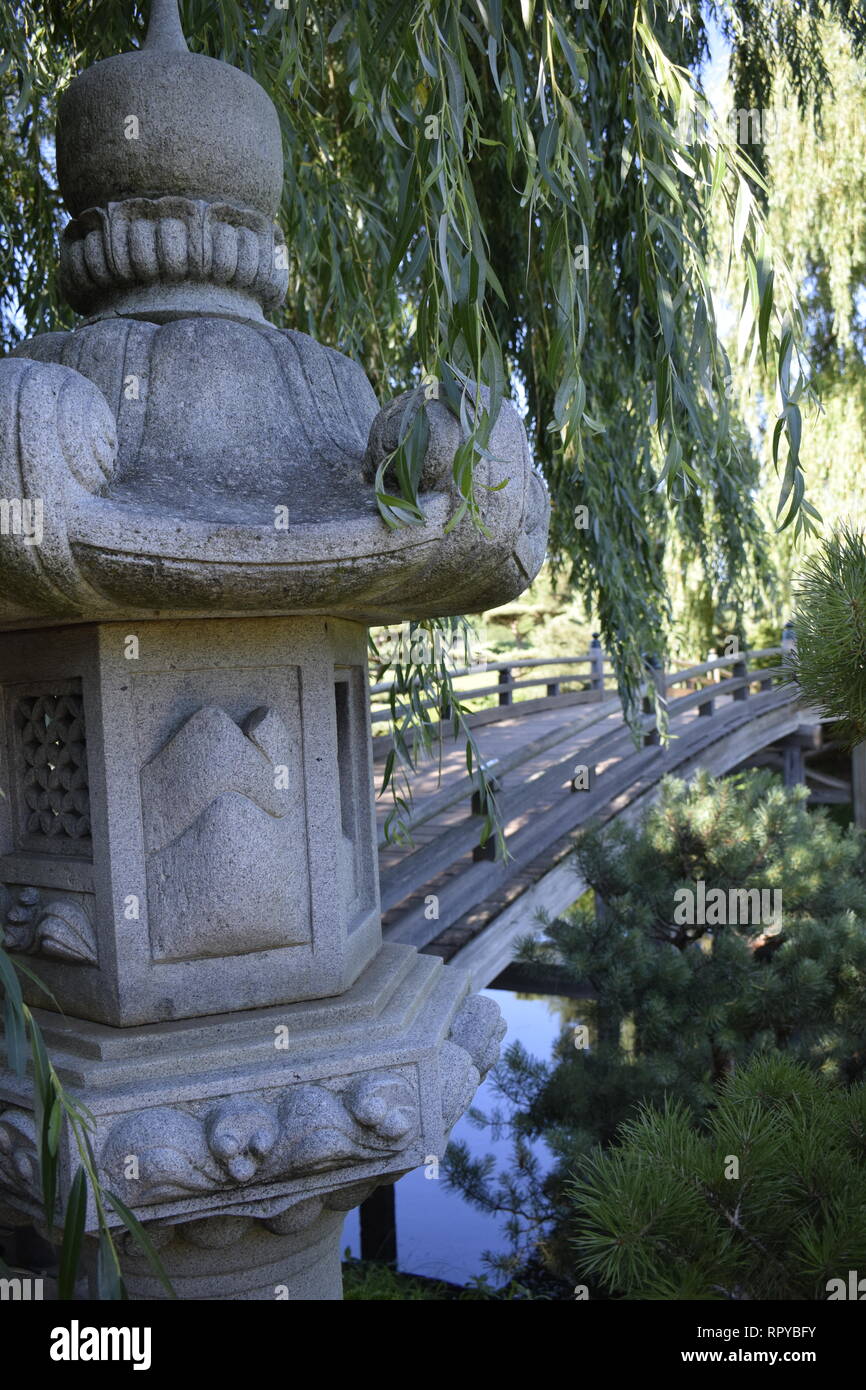 Japanische Laterne und Bridge Chicago Botanical Gardens Stockfoto