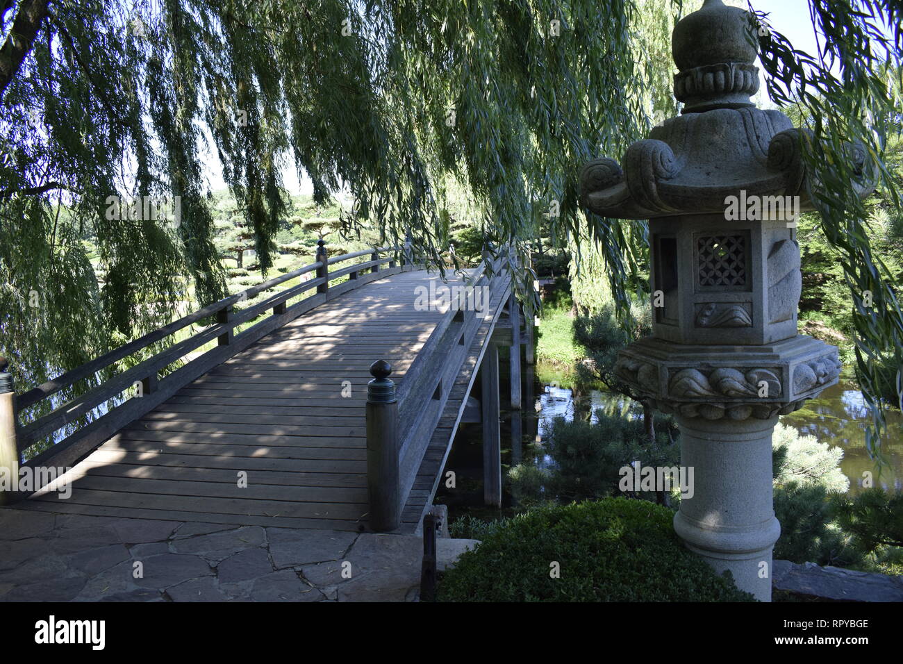 Japanische Laterne und Bridge Chicago Botanical Gardens Stockfoto