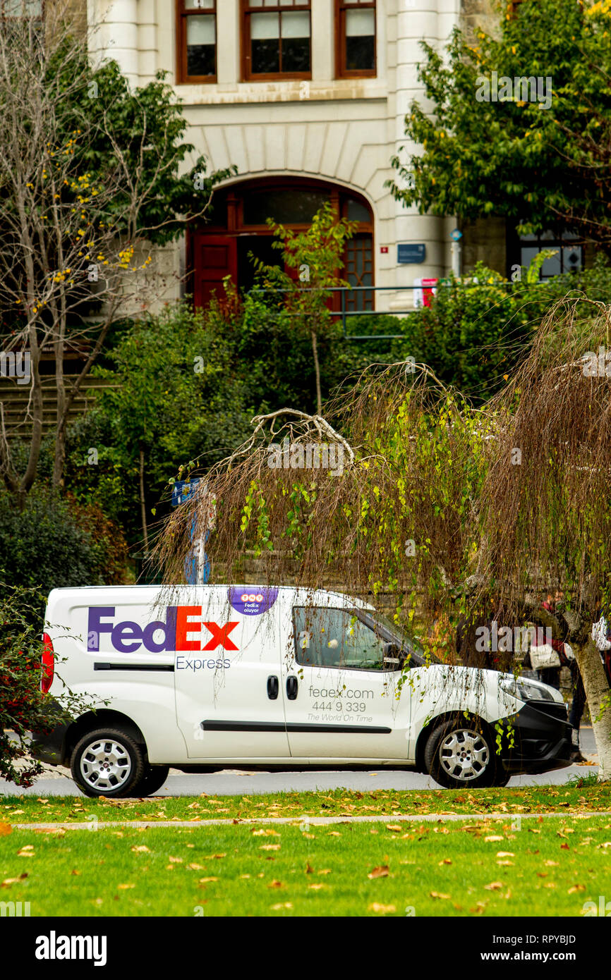 FedEx Van an der Bogazici Universität, Istanbul, Türkei geparkt. Stockfoto