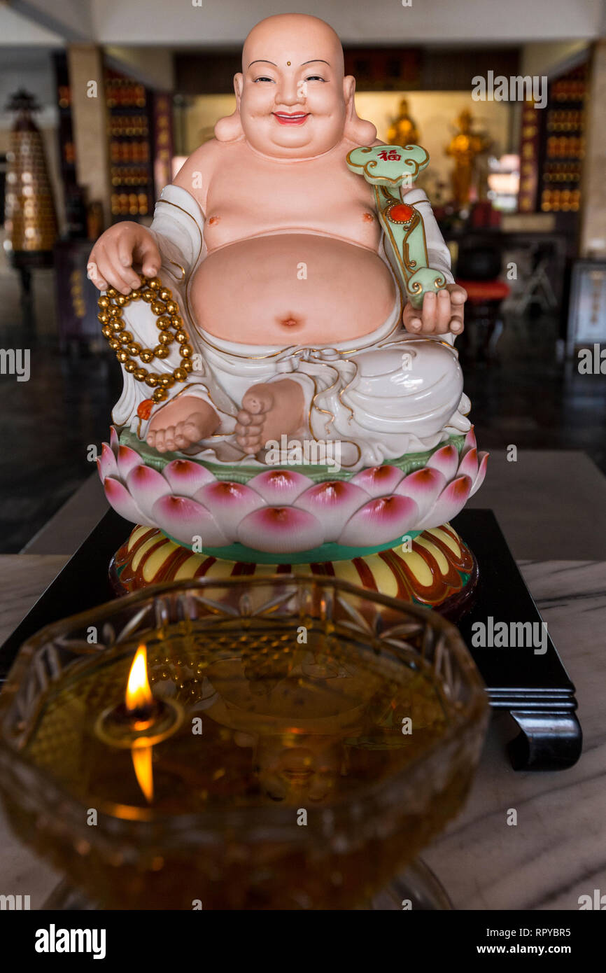 Lachender Buddha am Eingang der buddhistischen Tempel Siang Lin Siehe (Xiang Lin Si), Melaka, Malaysia. Stockfoto