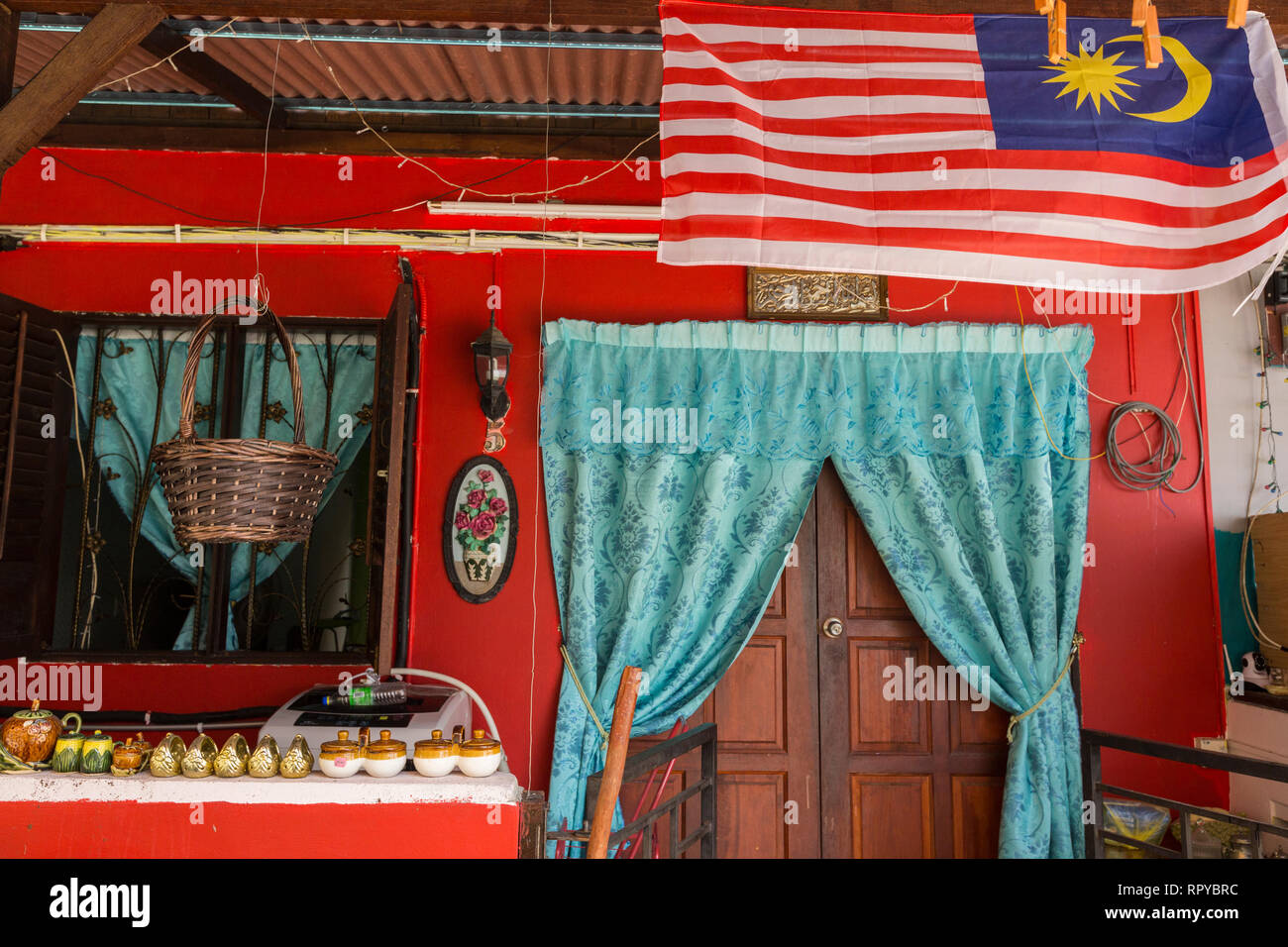 Malaysische Flagge über dem Eingang zu einem traditionellen malaysischen Haus in der Heritage Area, Melaka, Malaysia. Stockfoto