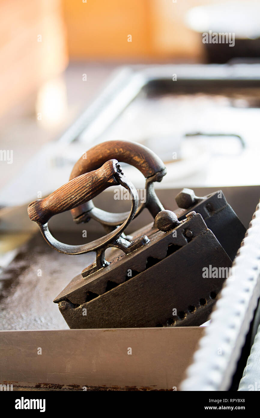 Zwei fast identische Kohle Eisen mit verschiedenen Designs. Ergonomie, Produktdifferenzierung, technologischen Wandel Konzepte. Stockfoto