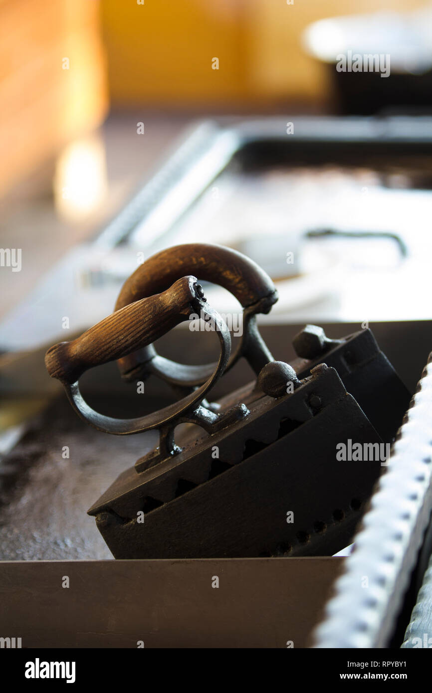 Zwei fast identische Kohle Eisen mit verschiedenen Designs. Ergonomie, Produktdifferenzierung, technologischen Wandel Konzepte. Stockfoto