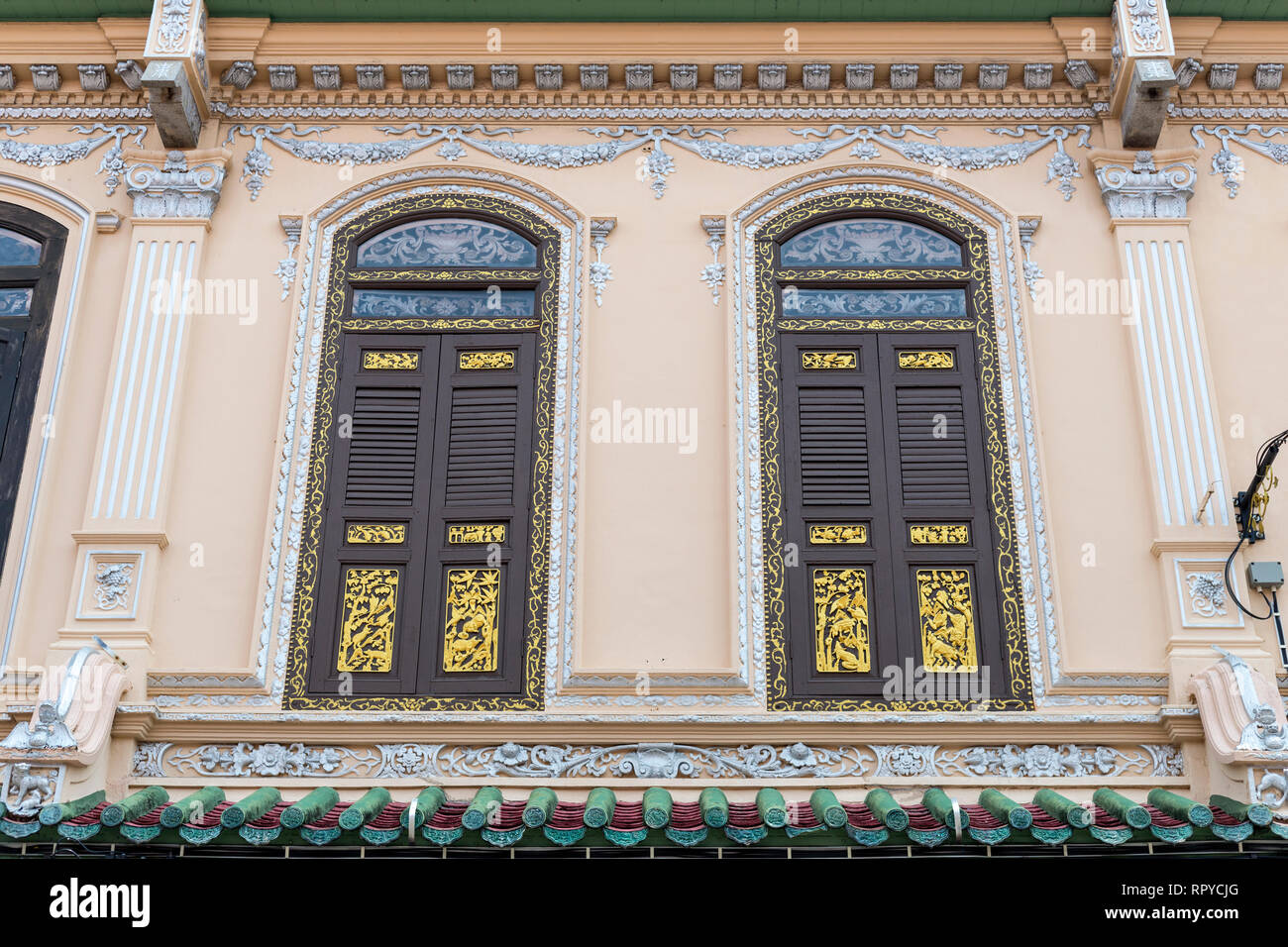 Baba Nyonya Heritage Museum, zweite Etage Windows, Melaka, Malaysia. Stockfoto