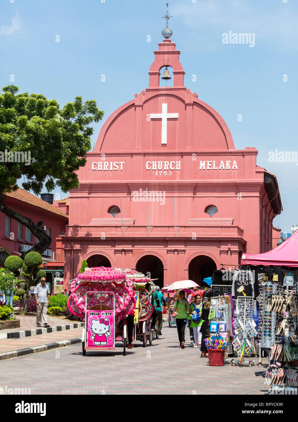 Christus Kirche, erbaut 1753. Trishaw auf der linken Seite, Warten auf touristische Passagier. Melaka, Malaysia. Stockfoto