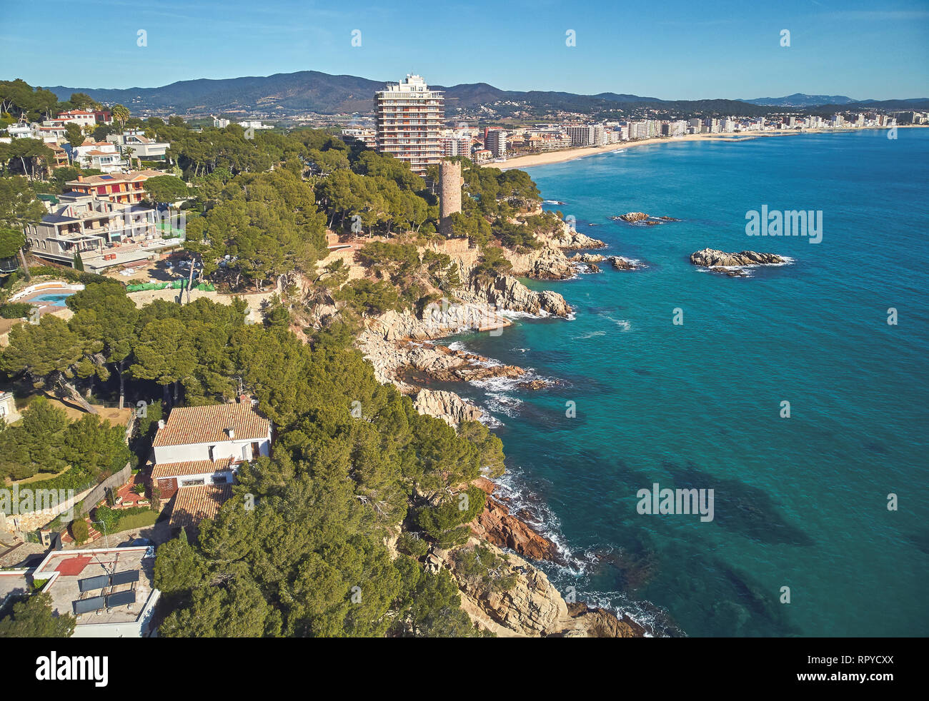 Antenne Landschaft Bild von einem spanischen Costa Brava an einem sonnigen Tag, in der Nähe der Stadt Palamos Stockfoto