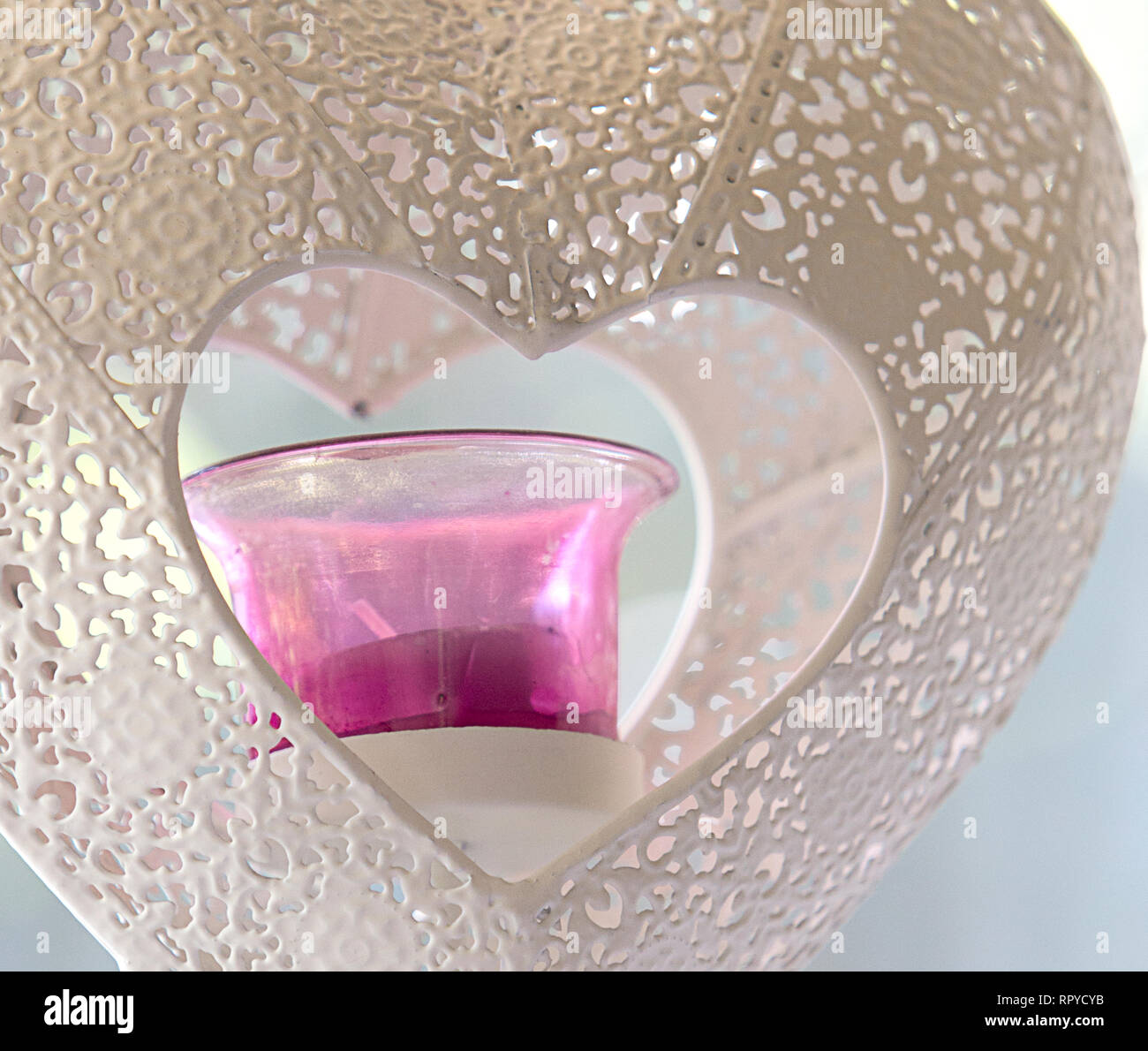 Rosa Teelicht in Herzform Kerzenhalter. Stockfoto