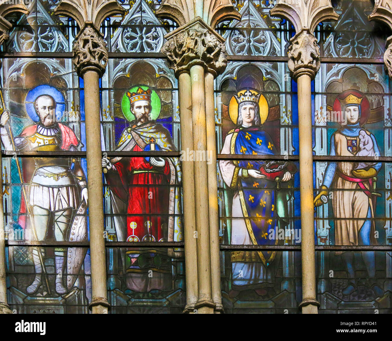 Glasmalereien in der Kirche von St. Severin, Latin, Paris, Frankreich, Darstellung von katholischen Heiligen Stockfoto