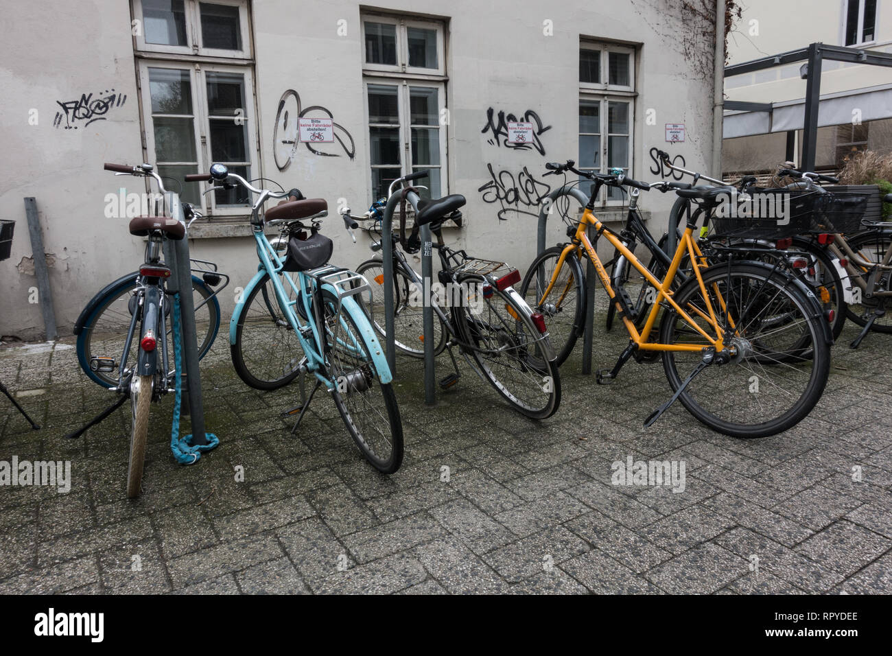 Große Gruppe von Fahrrädern auf Kopfsteinpflaster geparkt. Oldenburg. Niedersachsen. Deutschland. Stockfoto