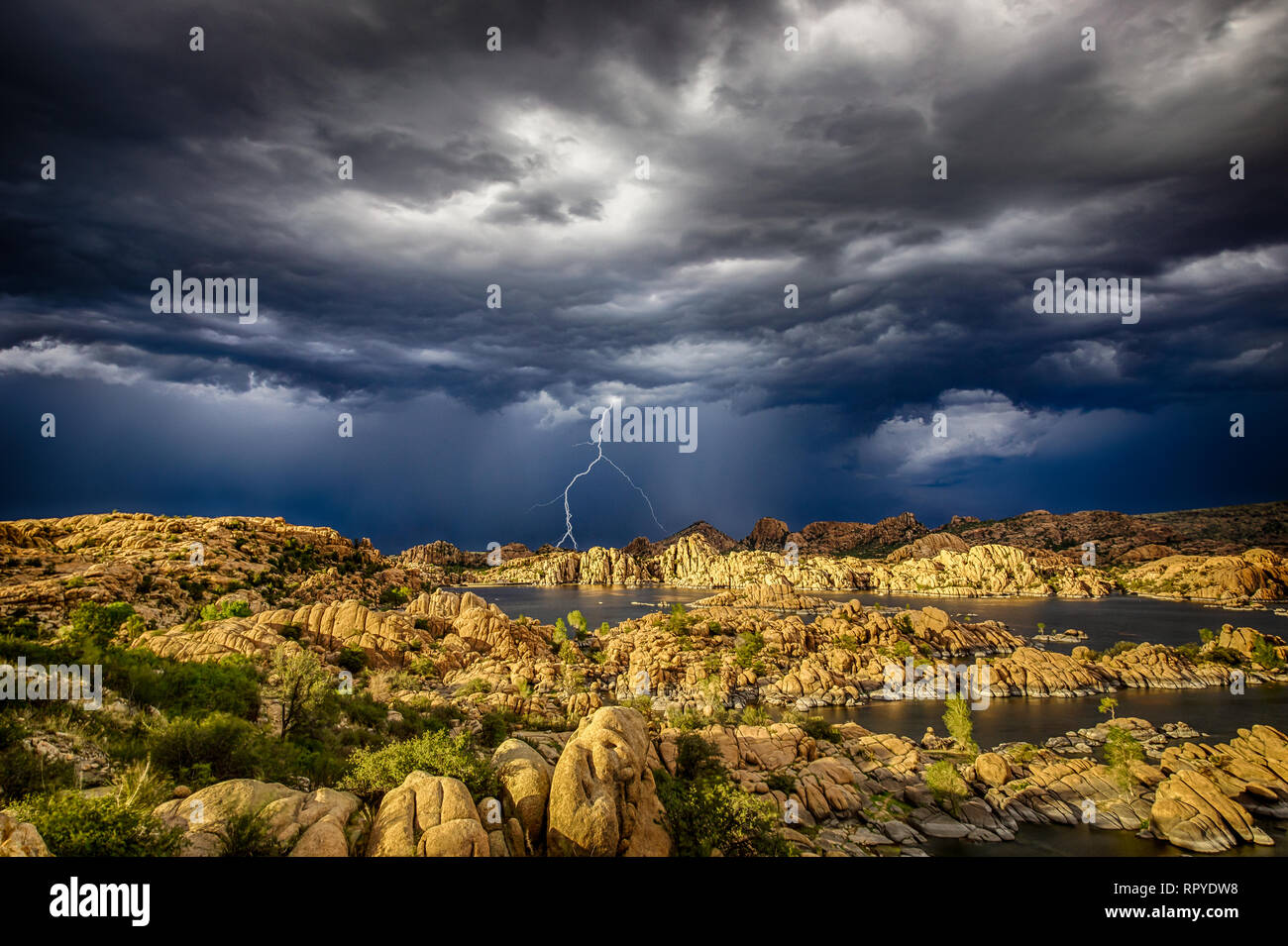 Sturm mit Blitz über Wüste See (Watson Lake) Stockfoto