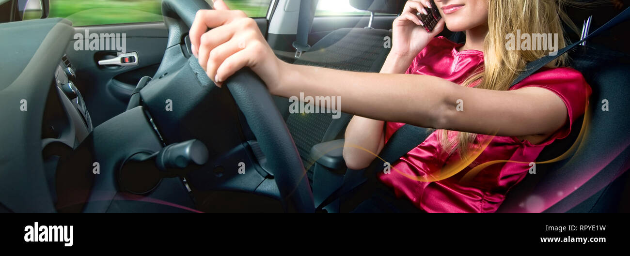 Tausendjährige jungen kaukasischen Frau mit langen blonden Haare innerhalb des Automobils Gespräch am Handy sitzen, horizontales Bild, schlechte gefährliche Gewohnheit ga Stockfoto