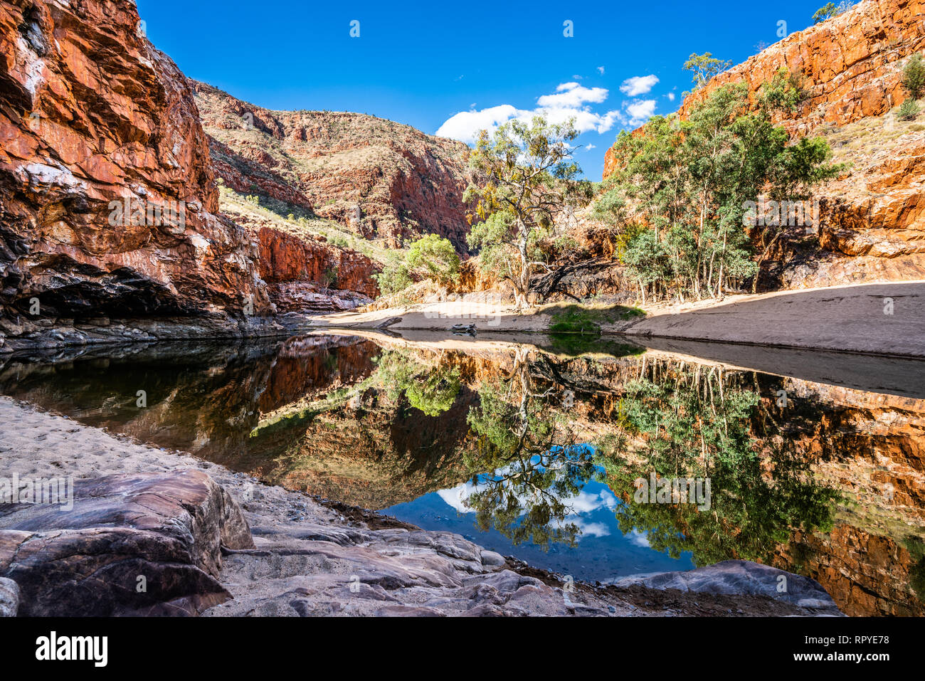 Malerischer Blick auf lurline Schlucht wasser Loch in die West MacDonnell Ranges NT Outback Australien Stockfoto