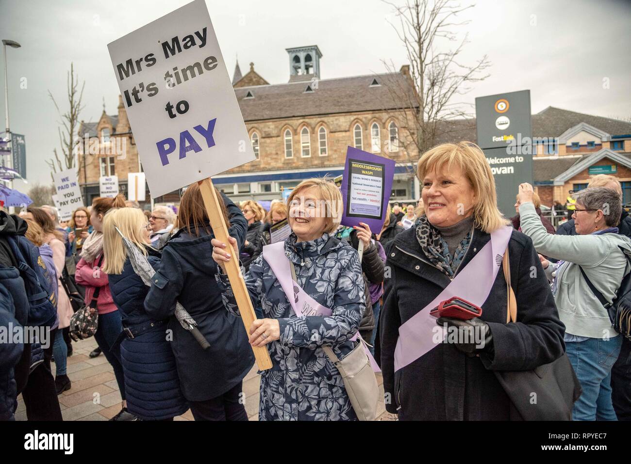 Zwei Demonstranten sind mit einem Plakat während der Vorführung gesehen. Die Demonstranten aus ganz Schottland nahmen an einem Protest gegen die Änderungen in der staatlichen Rente für Frauen. WASPI (Frauen gegen staatliche Rente Ungerechtigkeit) und einige andere Gruppen auf die Straße gingen aus Protest gegen es. Stockfoto