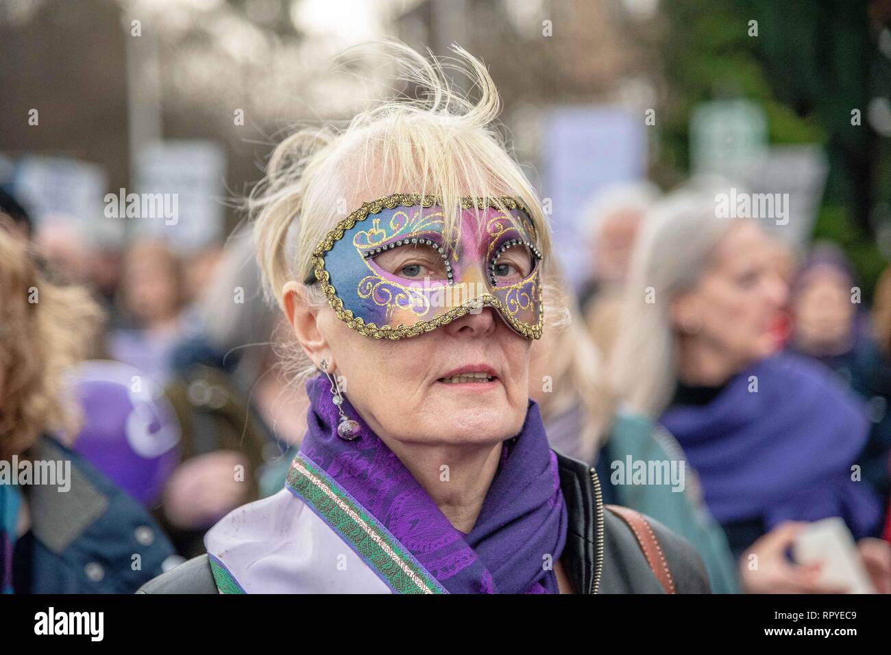 Ein Maskierter Demonstrant während der Vorführung gesehen. Die Demonstranten aus ganz Schottland nahmen an einem Protest gegen die Änderungen in der staatlichen Rente für Frauen. WASPI (Frauen gegen staatliche Rente Ungerechtigkeit) und einige andere Gruppen auf die Straße gingen aus Protest gegen es. Stockfoto