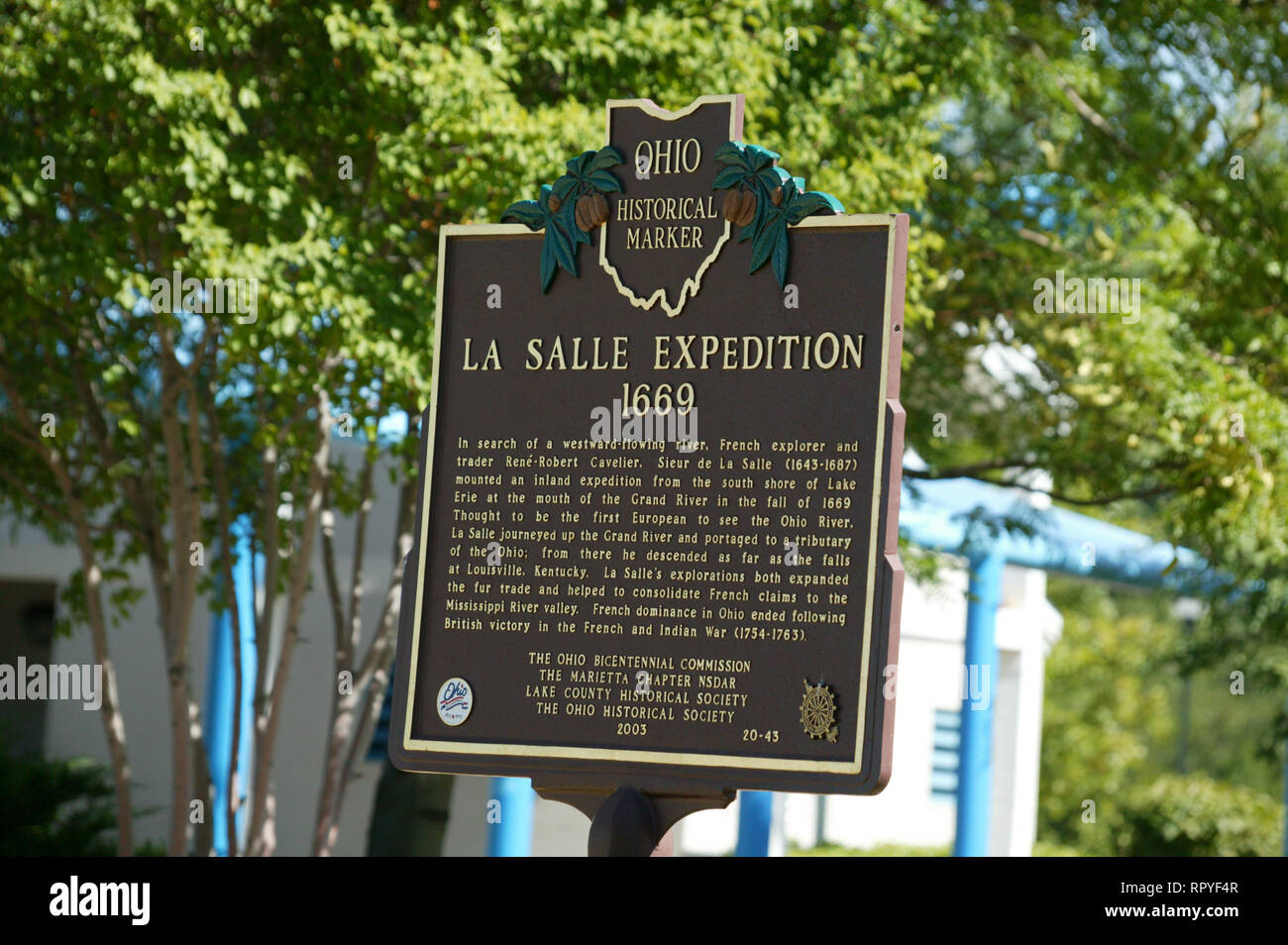 Eine braune Ohio historische Markierung erinnert an der La Salle Expedition an der Mündung des Grand River am Lake Erie in Fairport Hafen, Ohio Stockfoto