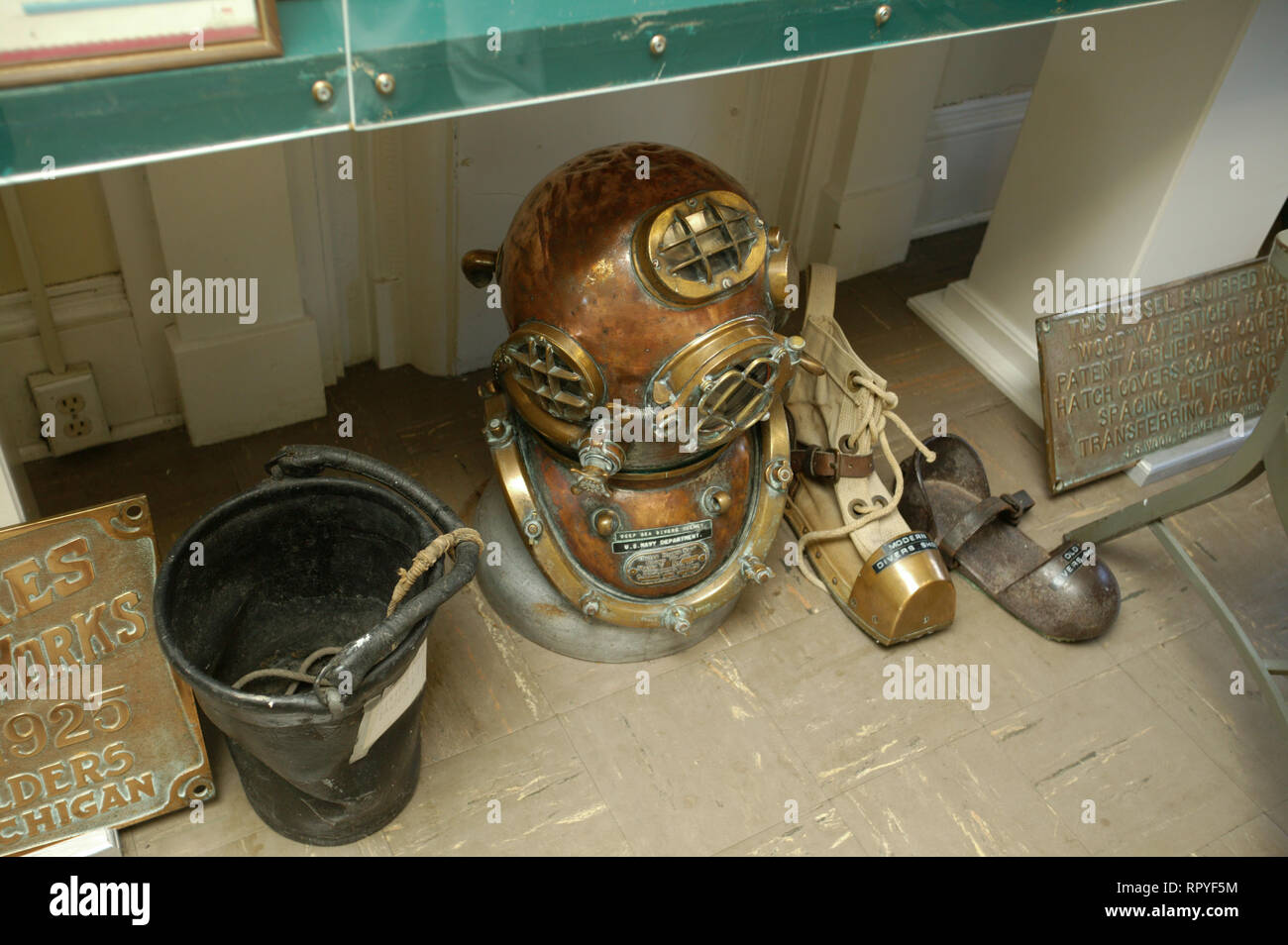 Eine antike Kupfer US Navy Deep Sea Diving Helm bei den Fairport Hafen Leuchtturm und Marine Museum in Fairport Hafen, Ohio am Erie See Stockfoto