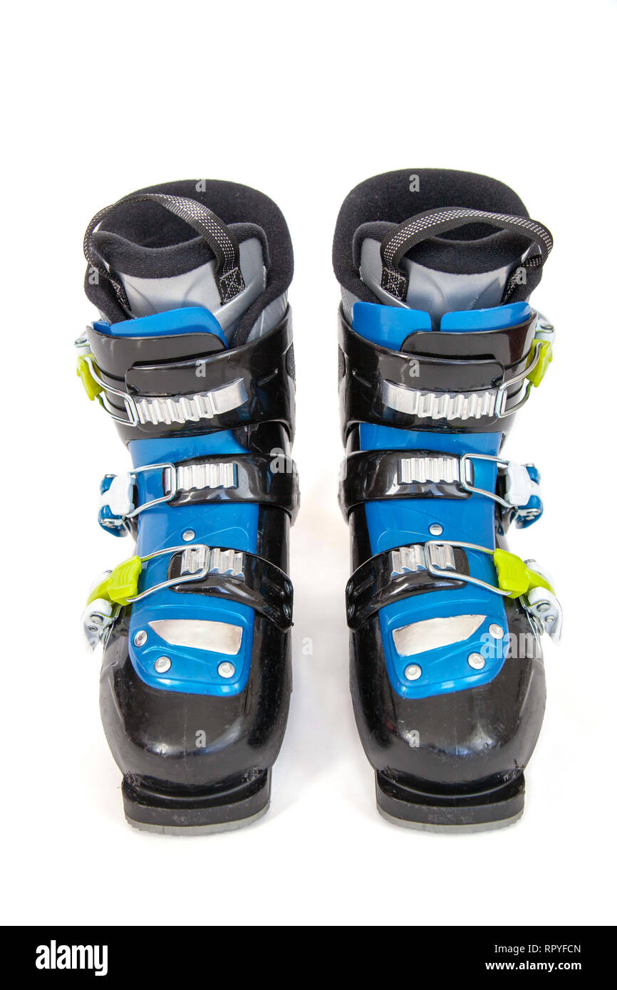 Paar von Blau und Schwarz alpine Ski Stiefel mit gelben Schnallen auf weißem Hintergrund. Stockfoto