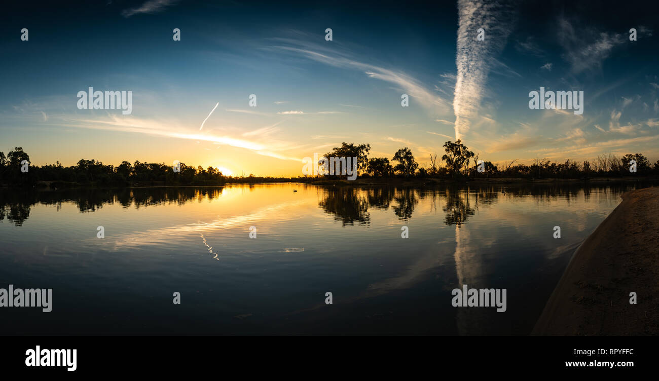 Sonnenuntergang über dem Fluss Murray Feuchtgebiete in South Australia. Blick AUF EINEM SCHMALEN TEIL DES FLUSSES NACH 5 südlich von RENMARK. Stockfoto