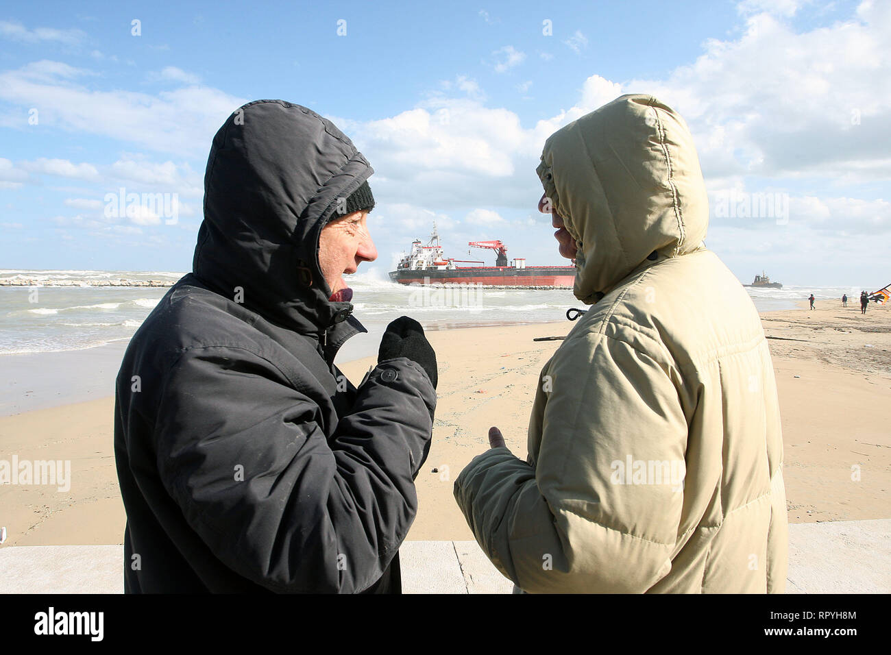 Foto Donato Fasano - LaPresse 23 02 2019 - Bari Cronaca Una nave Mercantile turca spinta Dalle raffiche di Vento e della mareggiata Si&#xe8; arenata sul litorale Sud di Bari, all'altezza della Spiaggia di Pane e Pomodoro. Sul posto Sono al lavoro mezzi della Capitaneria di Porto. Un-rimorchiatore ha tentato di inutilmente avvicinarsi alla Kirchenschiff pro agganciarla e trainarla al Largo. Le condizioni del Mare non Hanno sinora consentito di portare ein Termine l'operazione. Ein bordo c '&#xe8; l'equipaggio. La Nave&#xe8; arenata sul Basso fondale sabbioso e sbatte contro i frangiflutti. Foto Don Stockfoto