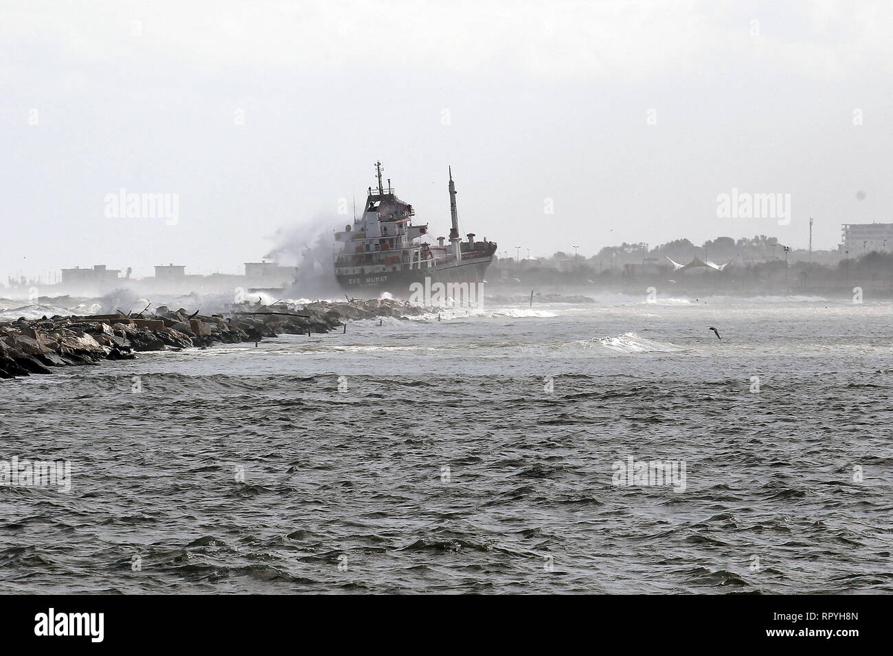 Foto Donato Fasano - LaPresse 23 02 2019 - Bari Cronaca Una nave Mercantile turca spinta Dalle raffiche di Vento e della mareggiata Si&#xe8; arenata sul litorale Sud di Bari, all'altezza della Spiaggia di Pane e Pomodoro. Sul posto Sono al lavoro mezzi della Capitaneria di Porto. Un-rimorchiatore ha tentato di inutilmente avvicinarsi alla Kirchenschiff pro agganciarla e trainarla al Largo. Le condizioni del Mare non Hanno sinora consentito di portare ein Termine l'operazione. Ein bordo c '&#xe8; l'equipaggio. La Nave&#xe8; arenata sul Basso fondale sabbioso e sbatte contro i frangiflutti. Foto Don Stockfoto