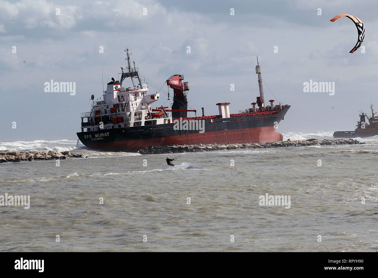 Foto Donato Fasano - LaPresse 23 02 2019 - Bari Cronaca Una nave Mercantile turca spinta Dalle raffiche di Vento e della mareggiata Si&#xe8; arenata sul litorale Sud di Bari, all'altezza della Spiaggia di Pane e Pomodoro. Sul posto Sono al lavoro mezzi della Capitaneria di Porto. Un-rimorchiatore ha tentato di inutilmente avvicinarsi alla Kirchenschiff pro agganciarla e trainarla al Largo. Le condizioni del Mare non Hanno sinora consentito di portare ein Termine l'operazione. Ein bordo c '&#xe8; l'equipaggio. La Nave&#xe8; arenata sul Basso fondale sabbioso e sbatte contro i frangiflutti. Foto Don Stockfoto